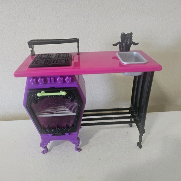monster high Other - ☠ Monster High Home Ick Coffin Kitchen Sink, Oven and Stove.